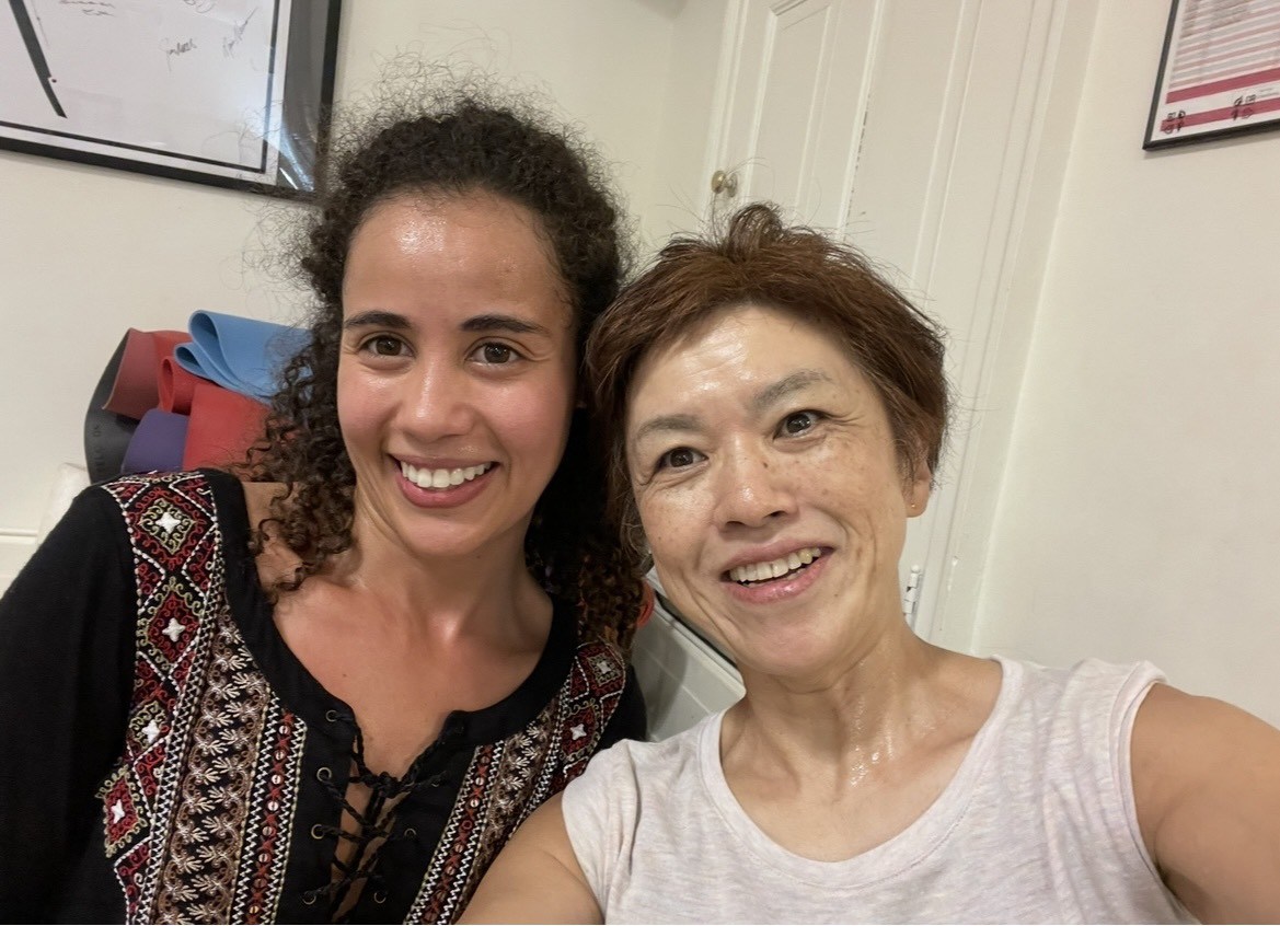 Kaoriさんとネイティブ講師の笑顔の写真